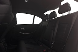 valkoinen BMW 330 2023 kuva 10.