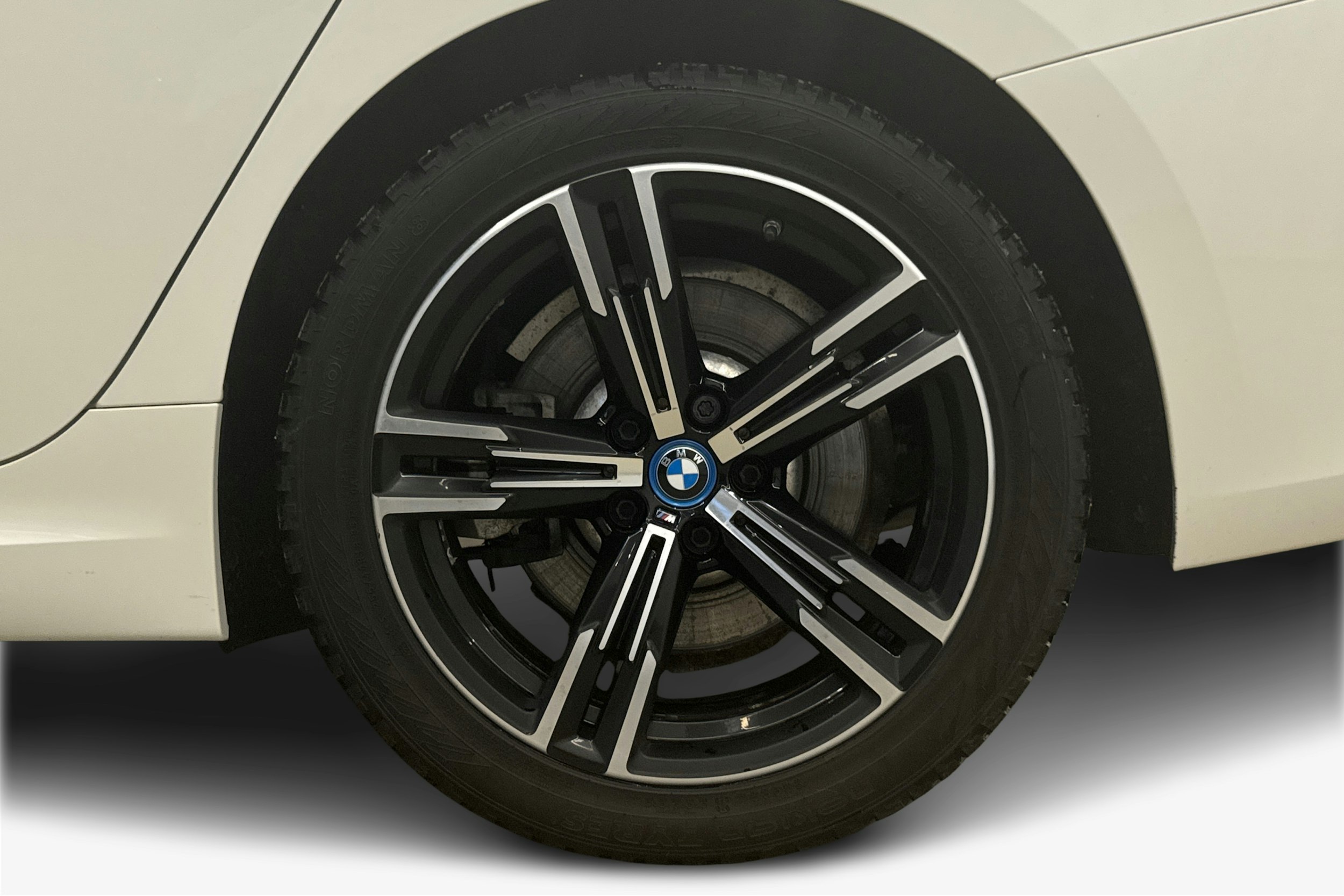 valkoinen BMW 330 2023 kuva 11.