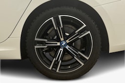 valkoinen BMW 330 2023 kuva 11.