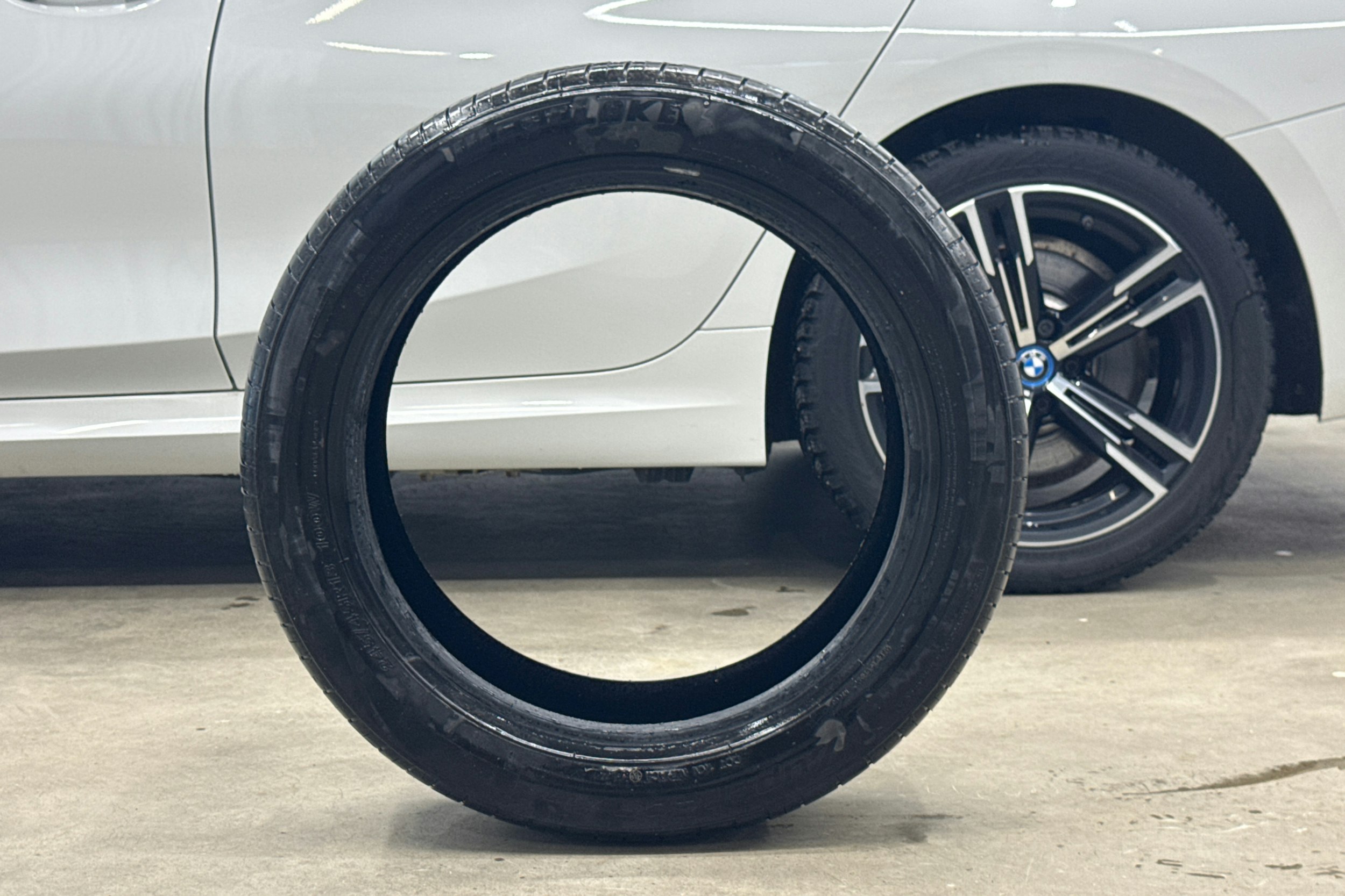 valkoinen BMW 330 2023 kuva 13.