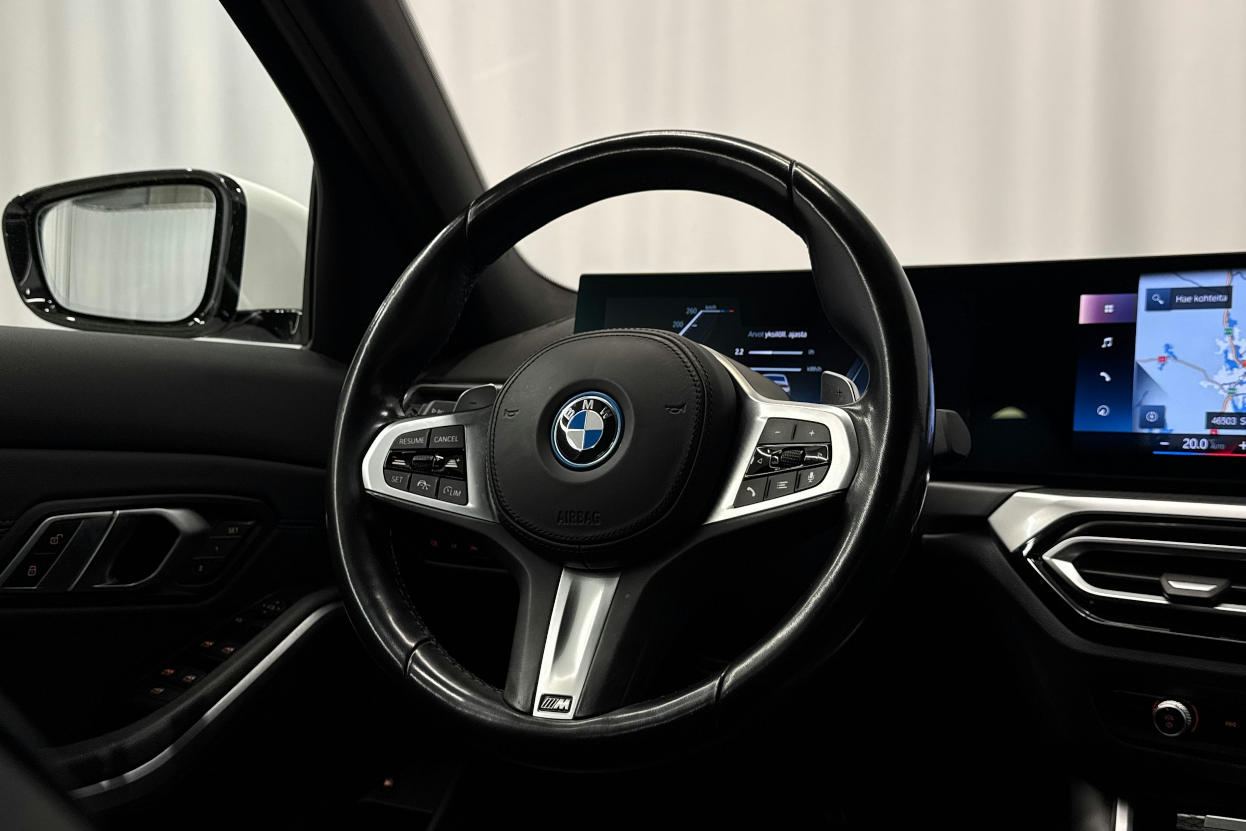 valkoinen BMW 330 2023 kuva 14.