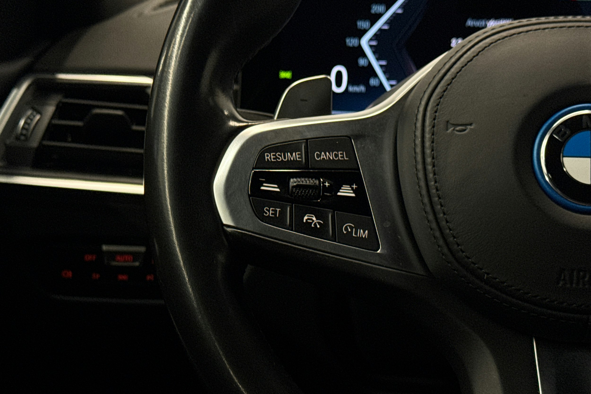 valkoinen BMW 330 2023 kuva 15.