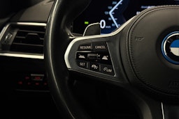 valkoinen BMW 330 2023 kuva 15.