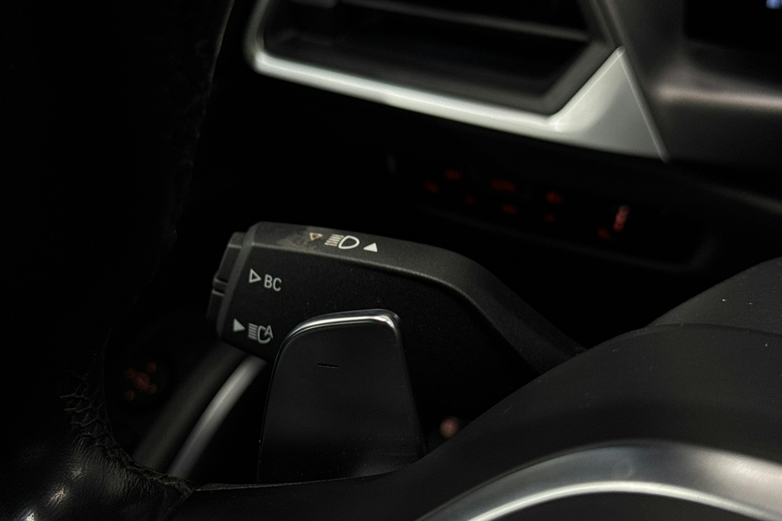 valkoinen BMW 330 2023 kuva 17.