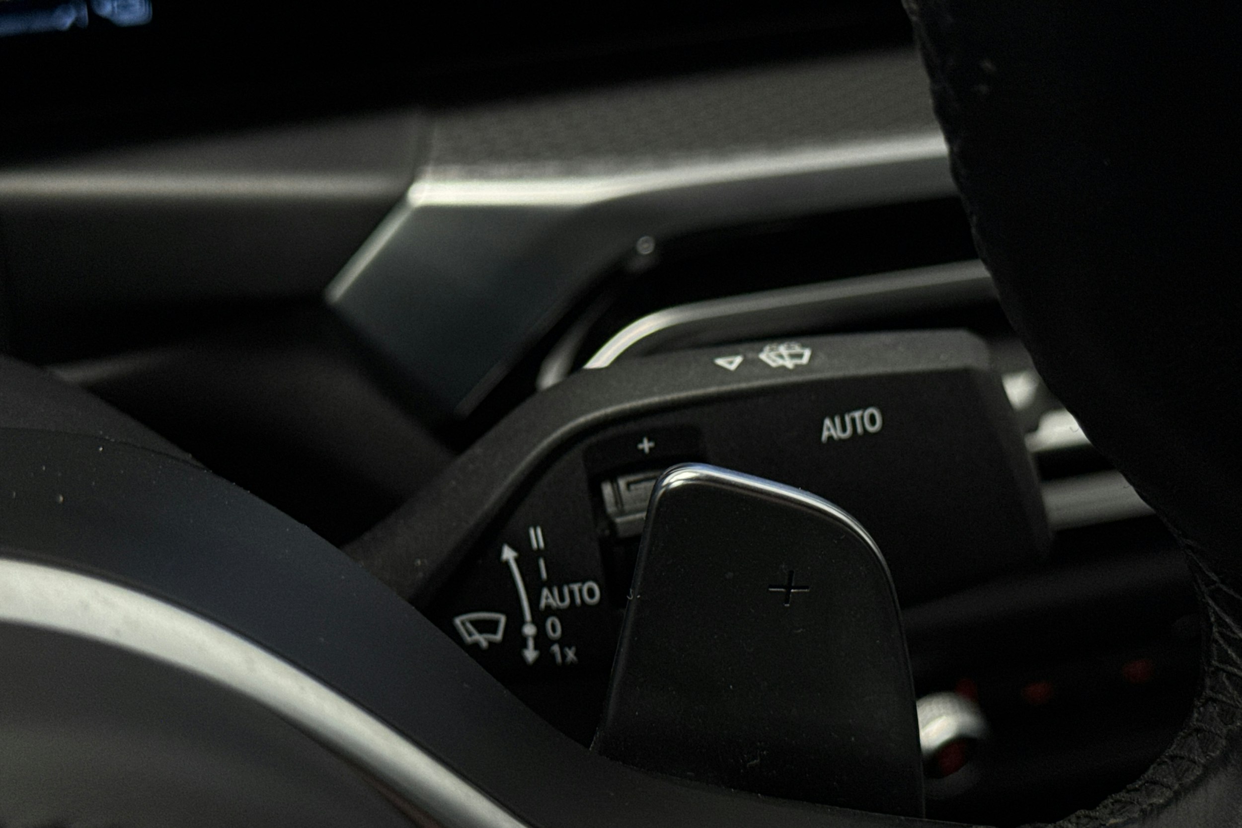 valkoinen BMW 330 2023 kuva 18.