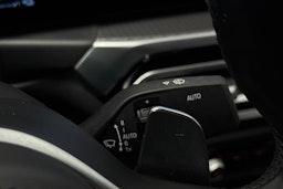 valkoinen BMW 330 2023 kuva 18.