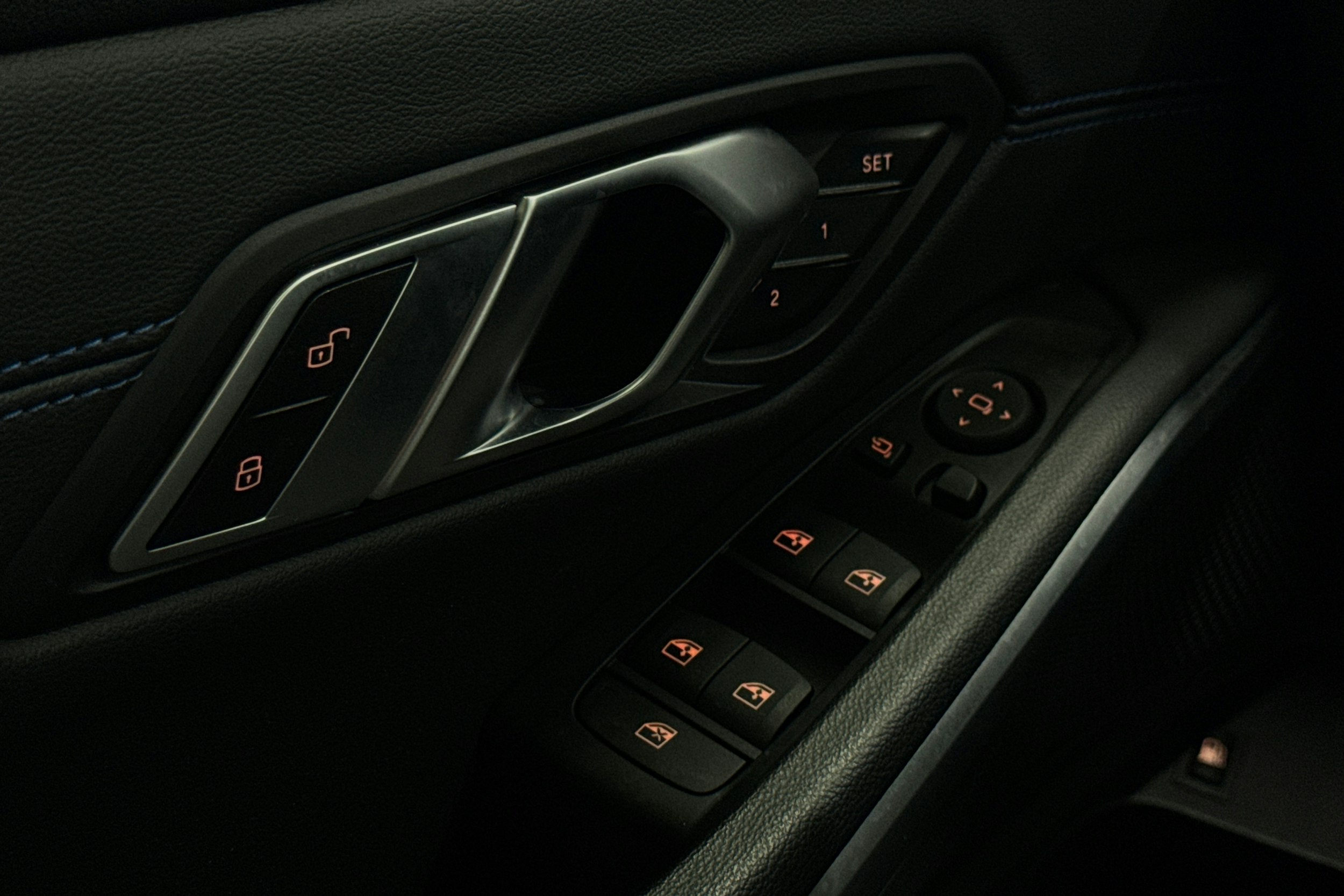 valkoinen BMW 330 2023 kuva 19.