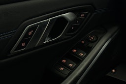 valkoinen BMW 330 2023 kuva 19.