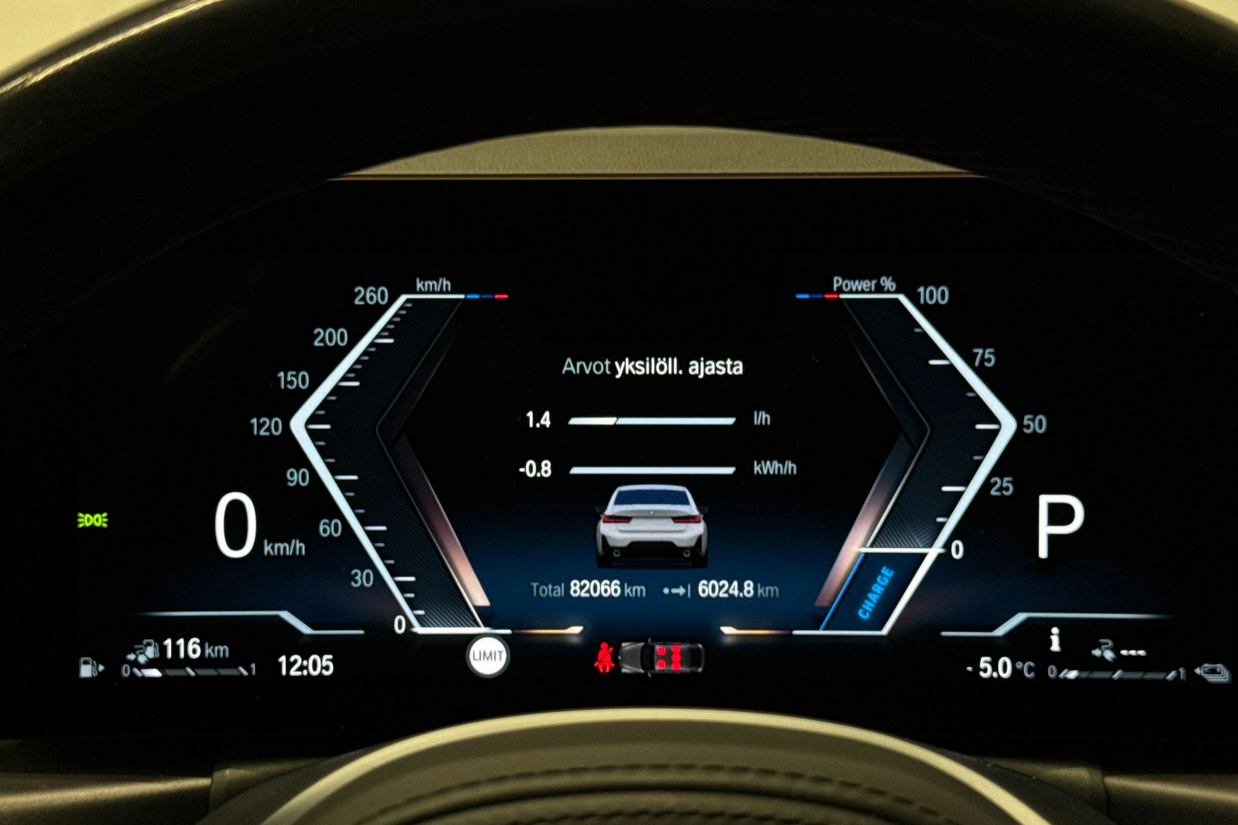 valkoinen BMW 330 2023 kuva 21.