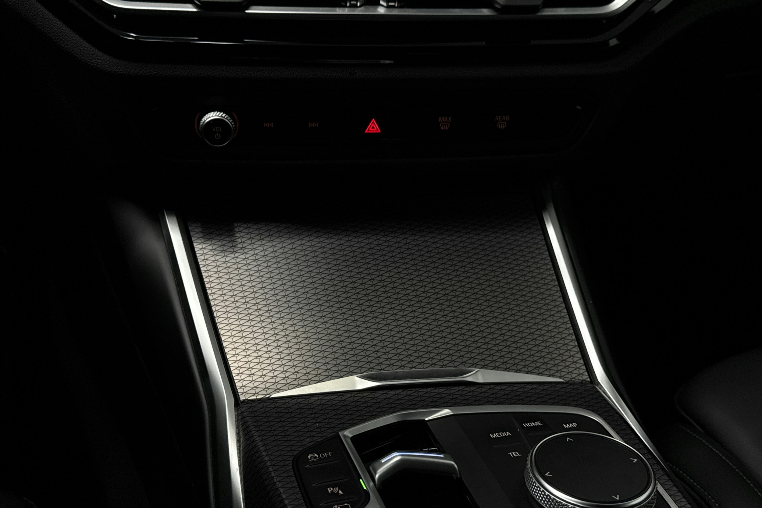 valkoinen BMW 330 2023 kuva 25.