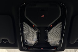 valkoinen BMW 330 2023 kuva 27.