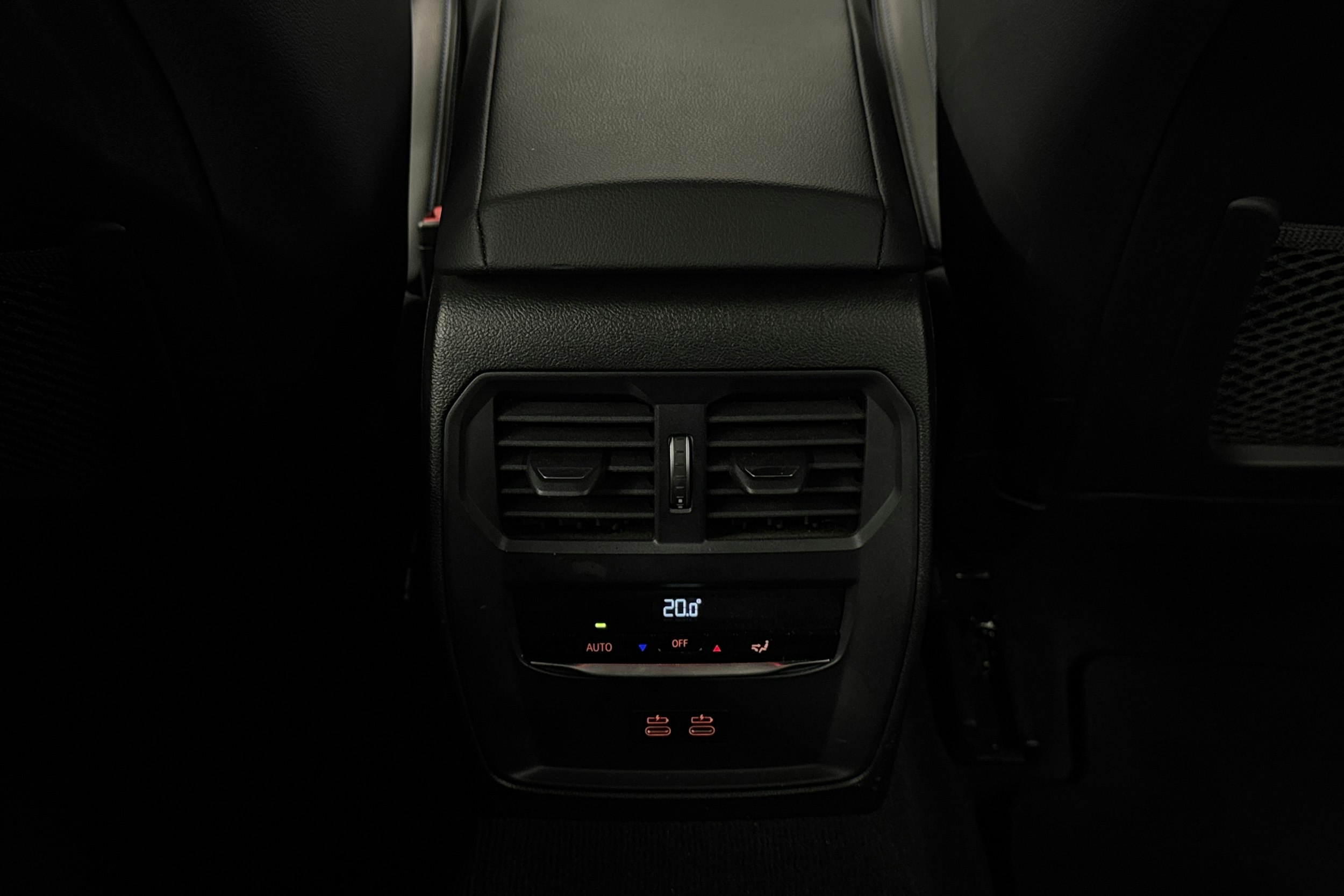 valkoinen BMW 330 2023 kuva 28.