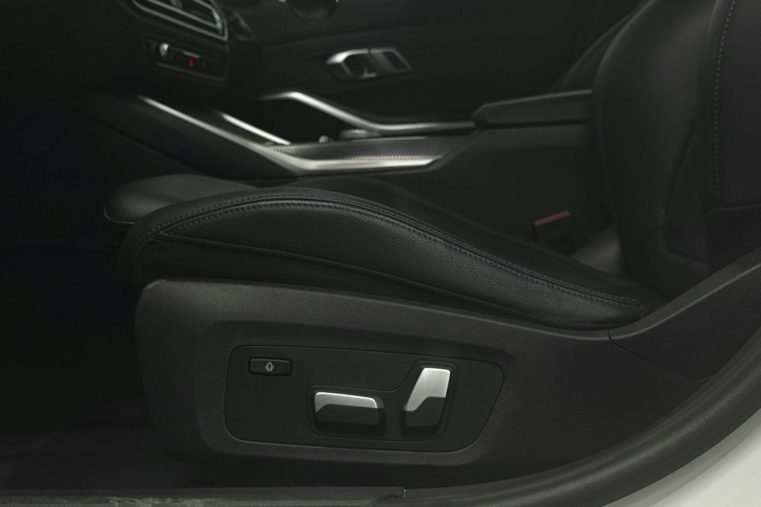 valkoinen BMW 330 2023 kuva 29.