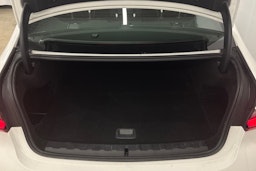 valkoinen BMW 330 2023 kuva 32.