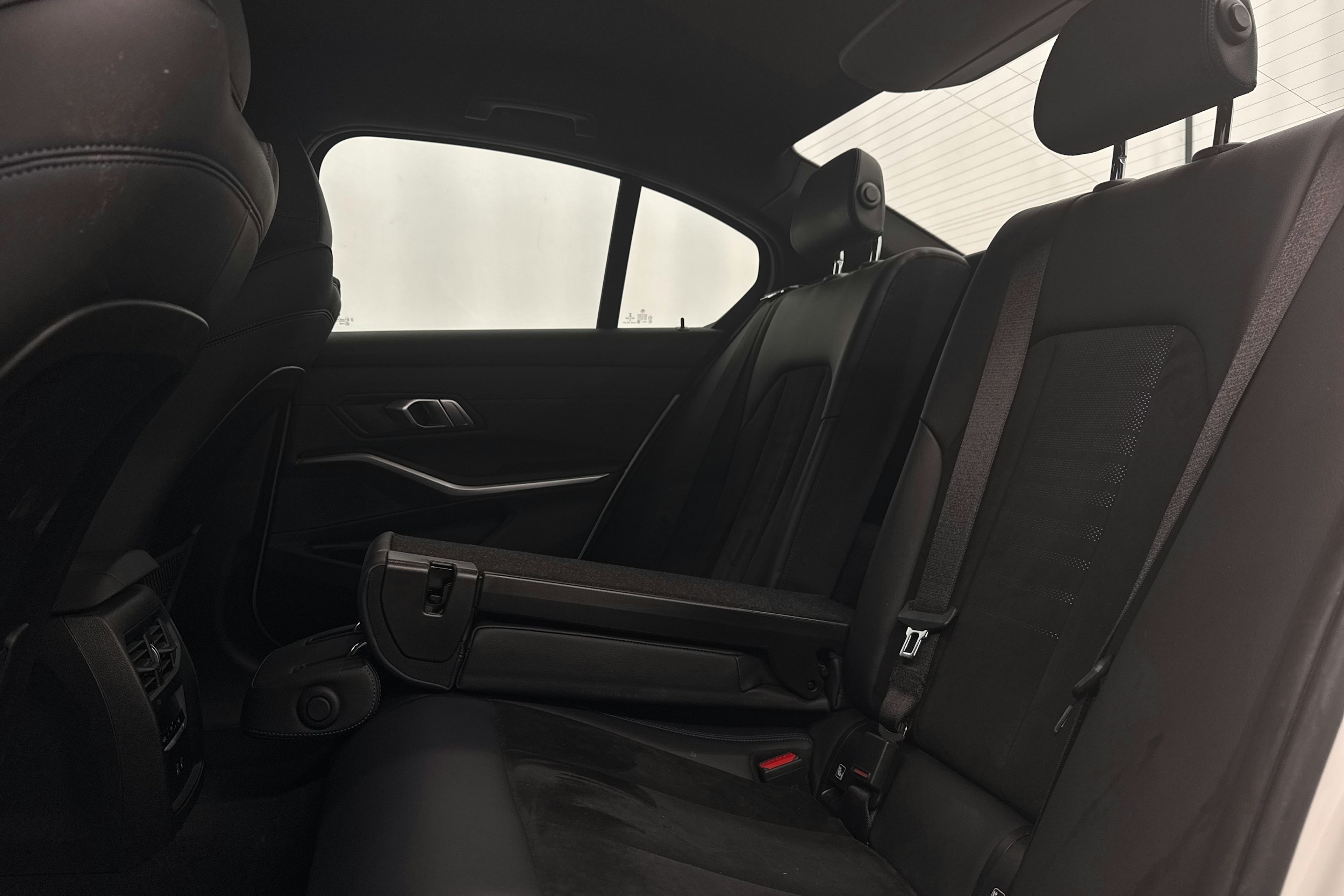 valkoinen BMW 330 2023 kuva 33.