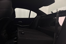 valkoinen BMW 330 2023 kuva 34.