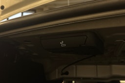 valkoinen BMW 330 2023 kuva 36.