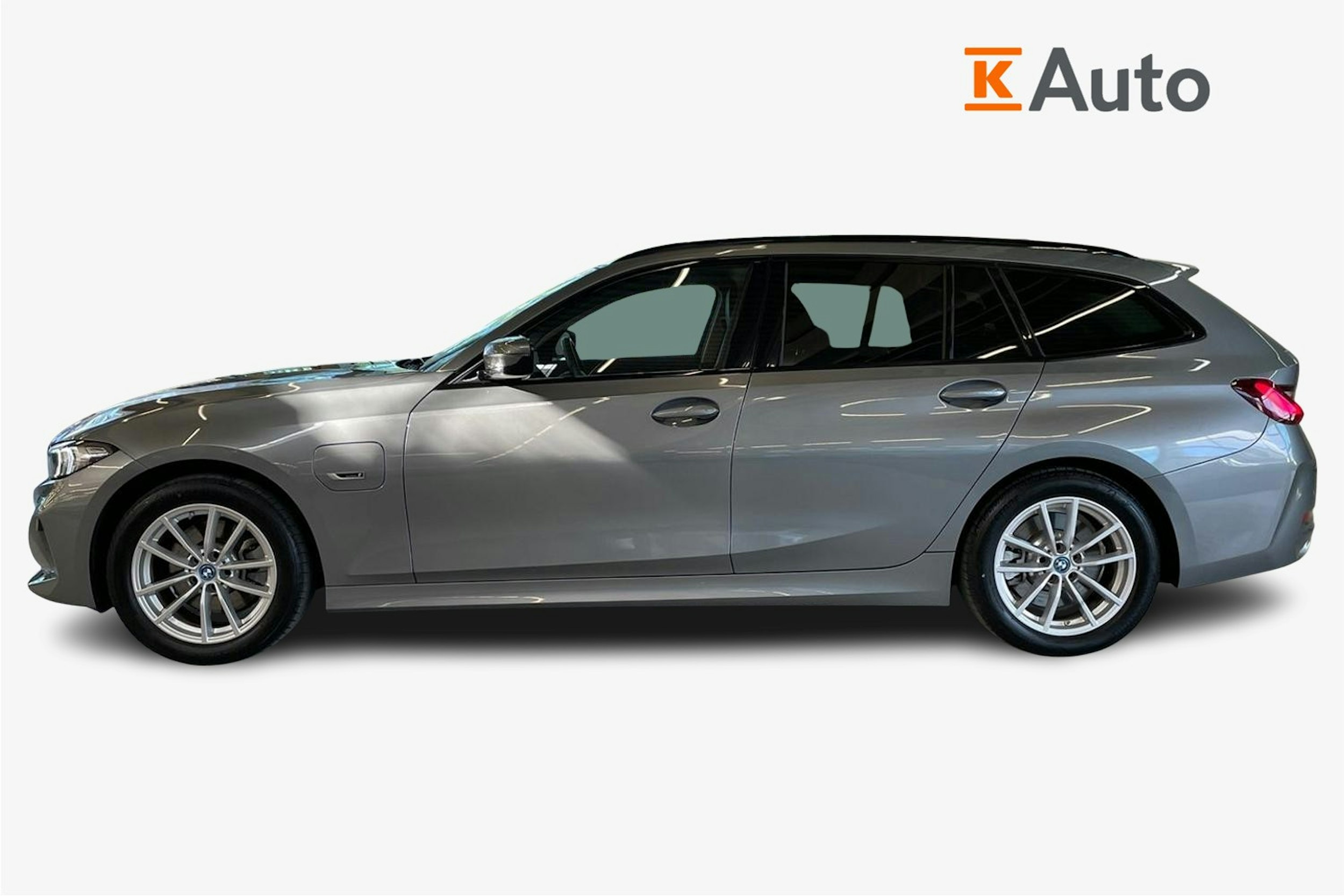 harmaa BMW 330 2023 kuva 6.