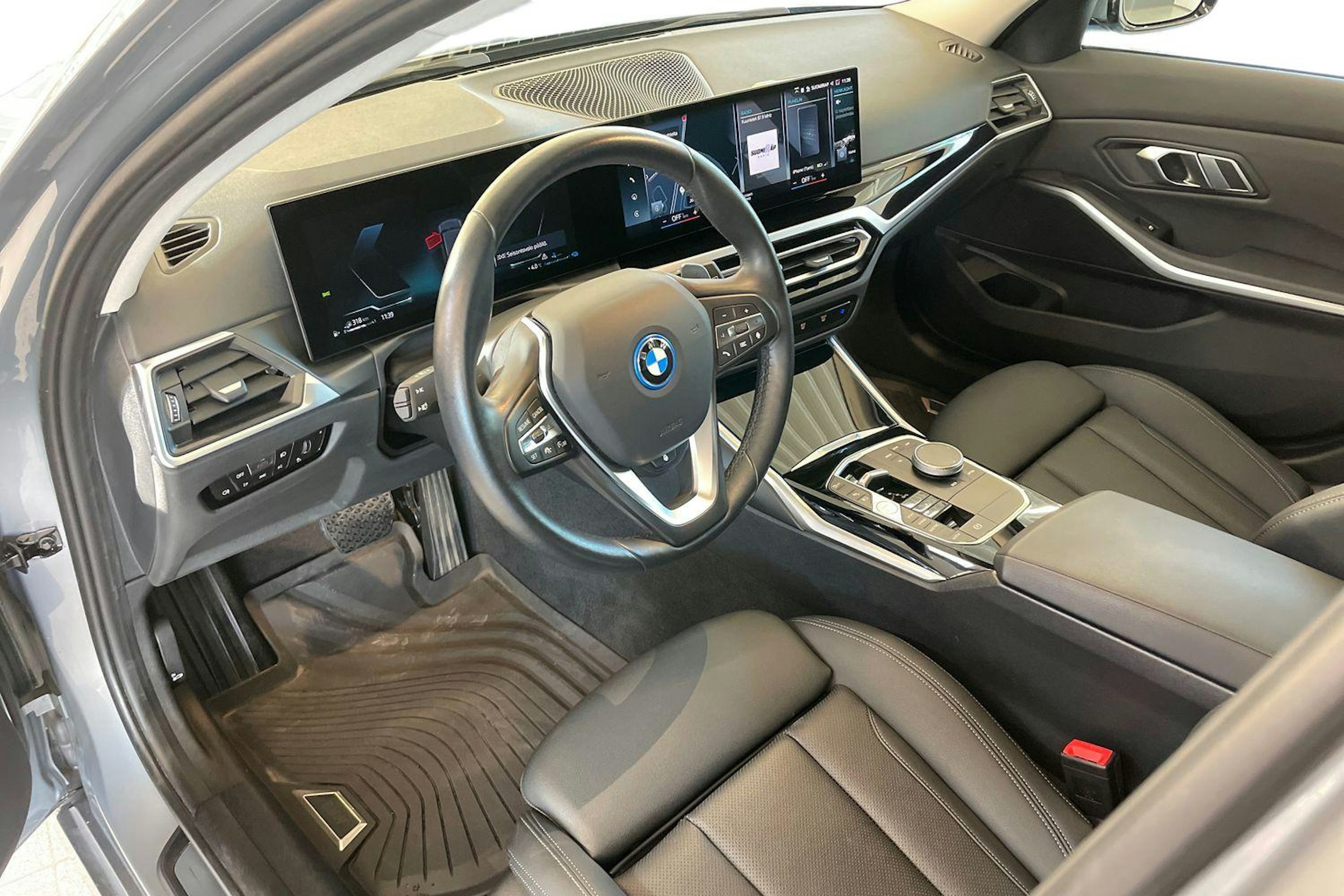 harmaa BMW 330 2023 kuva 7.