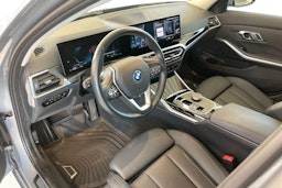 harmaa BMW 330 2023 kuva 7.