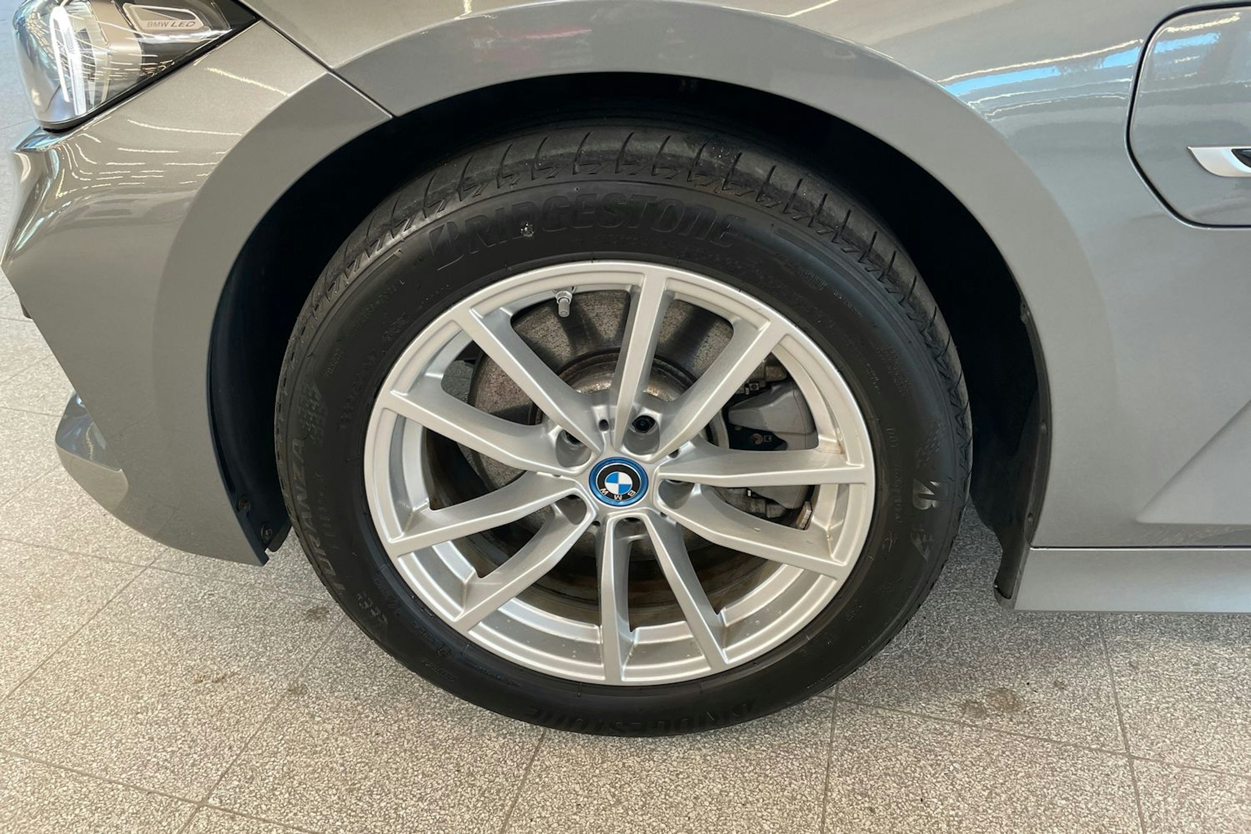 harmaa BMW 330 2023 kuva 11.