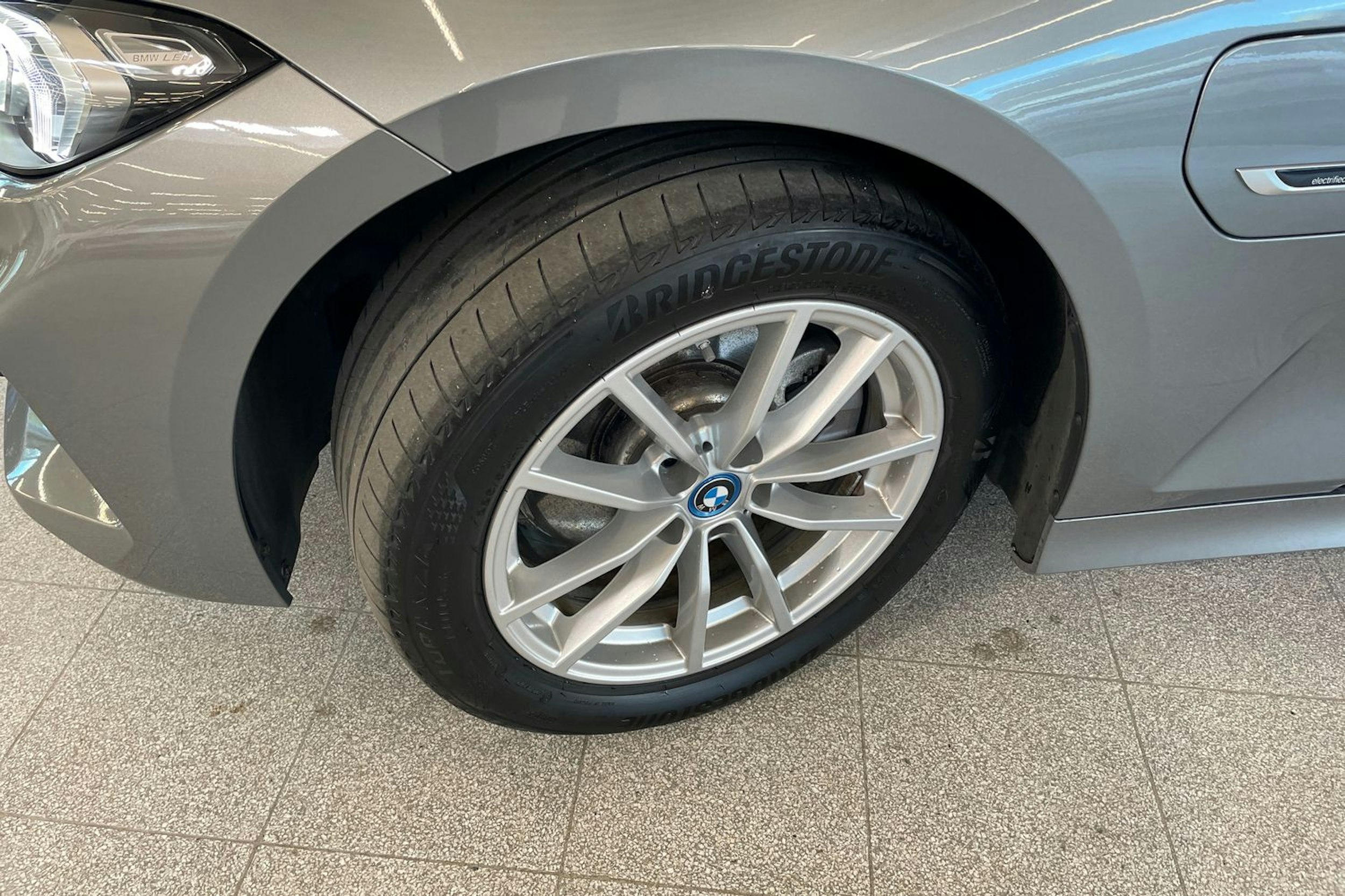 harmaa BMW 330 2023 kuva 13.
