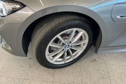 harmaa BMW 330 2023 kuva 13.