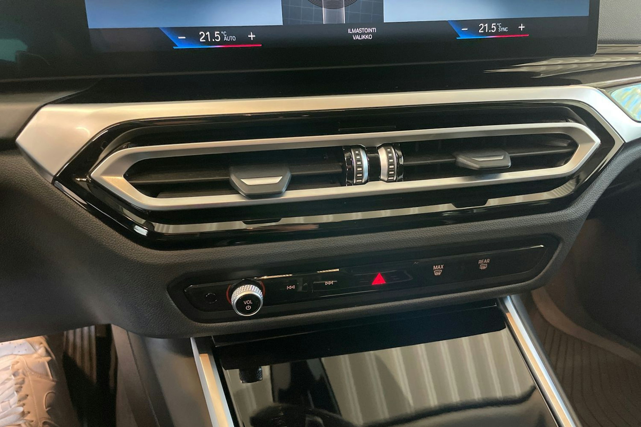 harmaa BMW 330 2023 kuva 18.