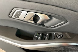 harmaa BMW 330 2023 kuva 20.