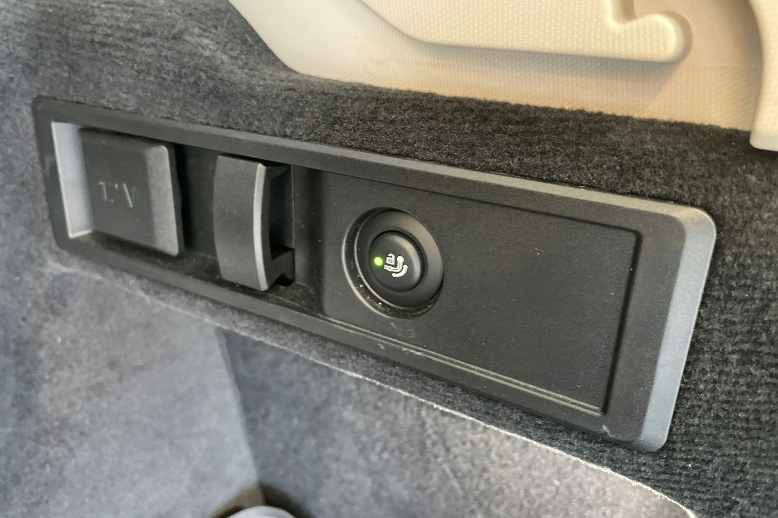 harmaa BMW 330 2023 kuva 26.