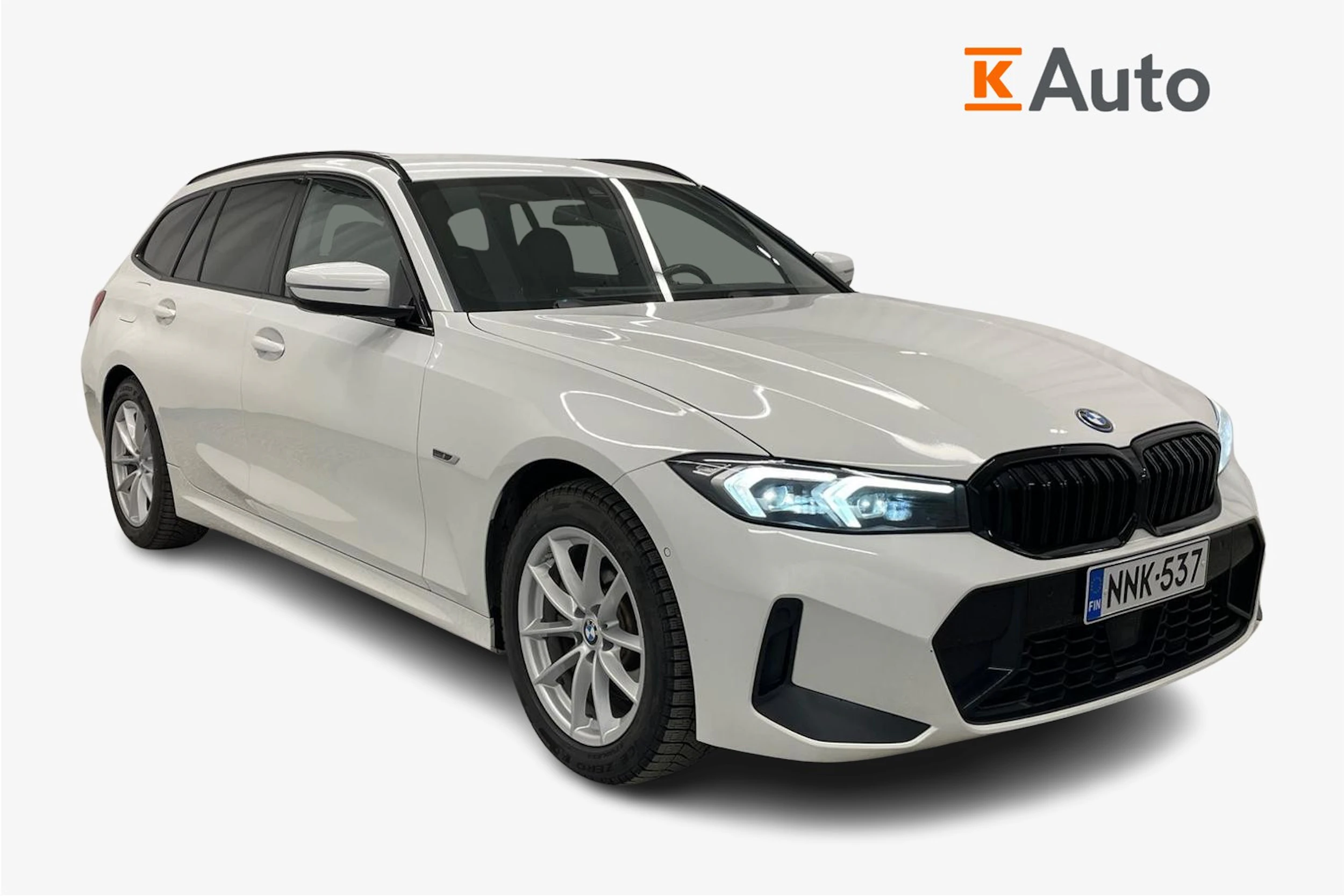 valkoinen BMW 330 2023 kuva 1.