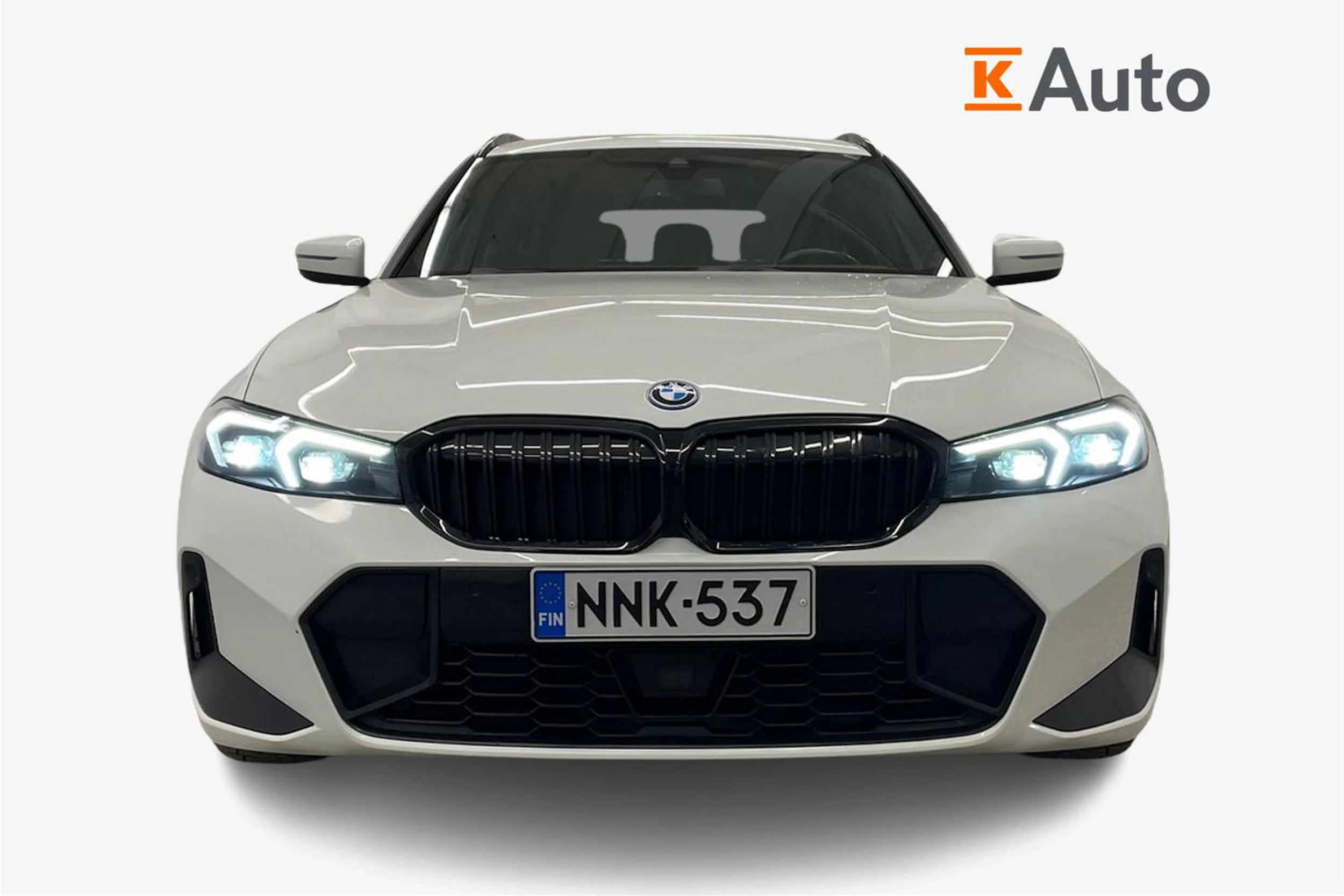 valkoinen BMW 330 2023 kuva 4.