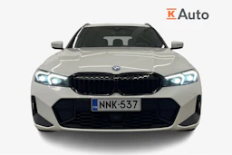 valkoinen BMW 330 2023 kuva 4.