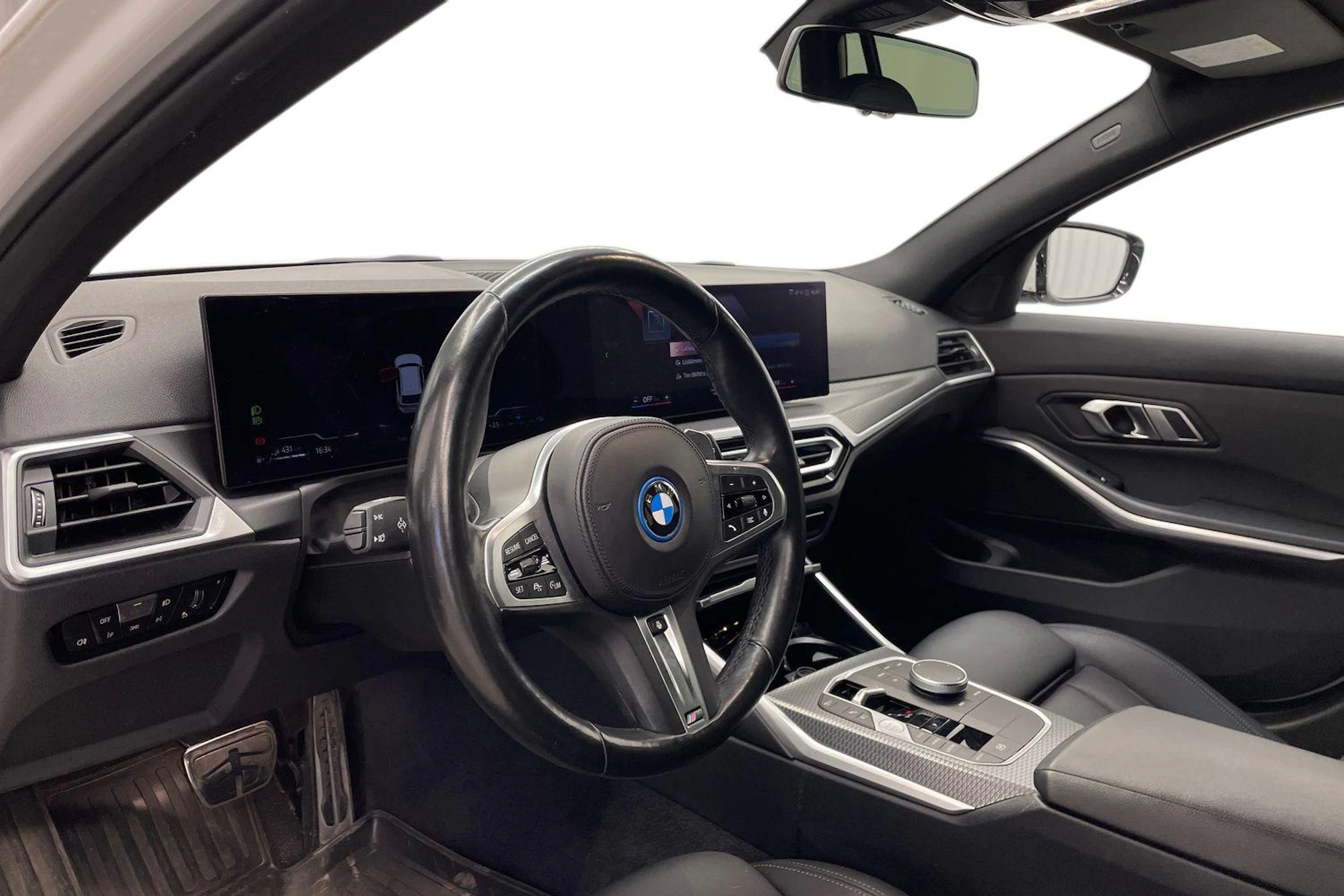 valkoinen BMW 330 2023 kuva 6.