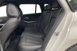 valkoinen BMW 330 2023 kuva 8.