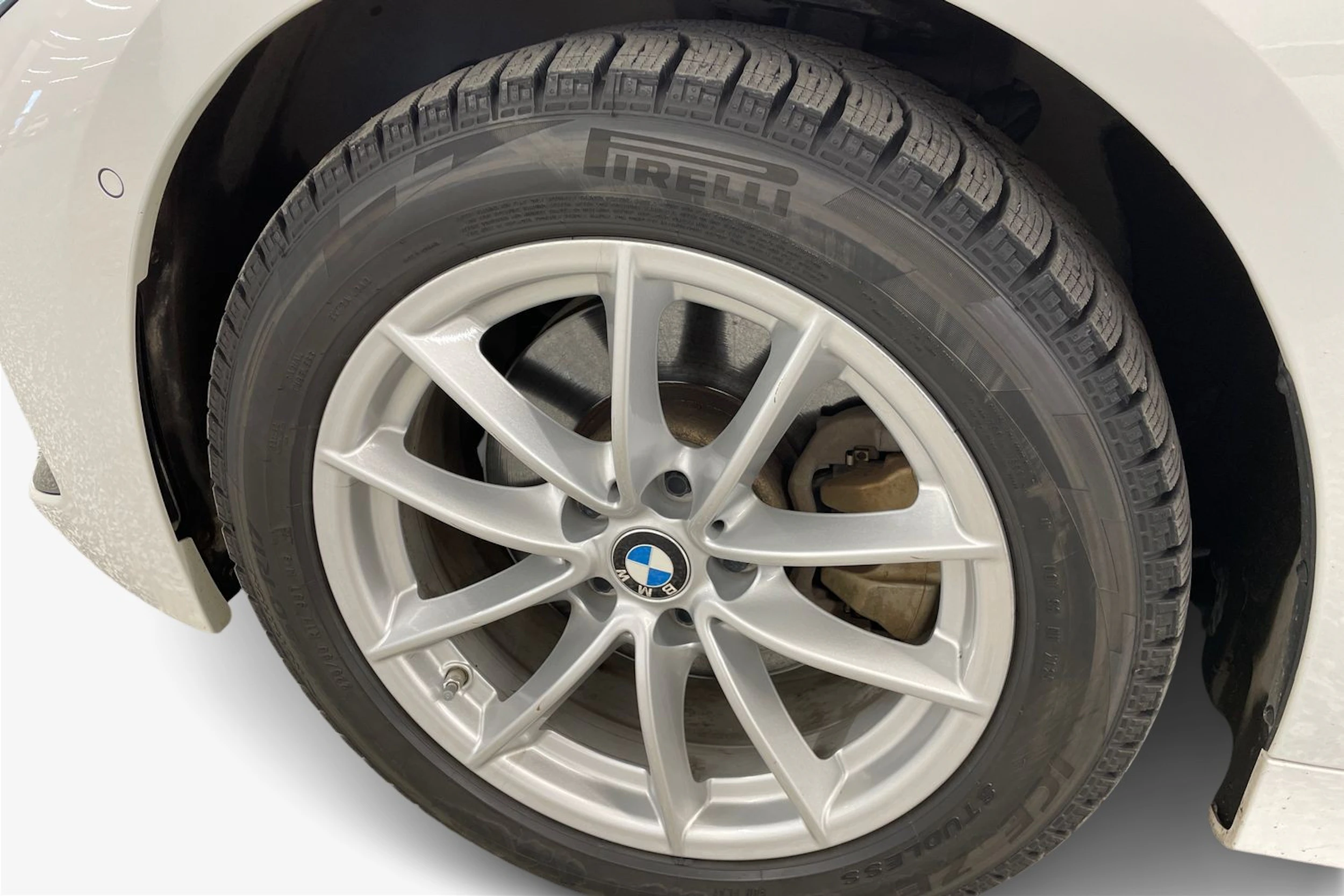 valkoinen BMW 330 2023 kuva 9.