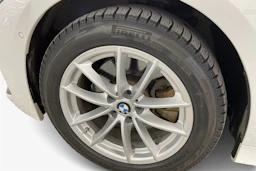 valkoinen BMW 330 2023 kuva 9.