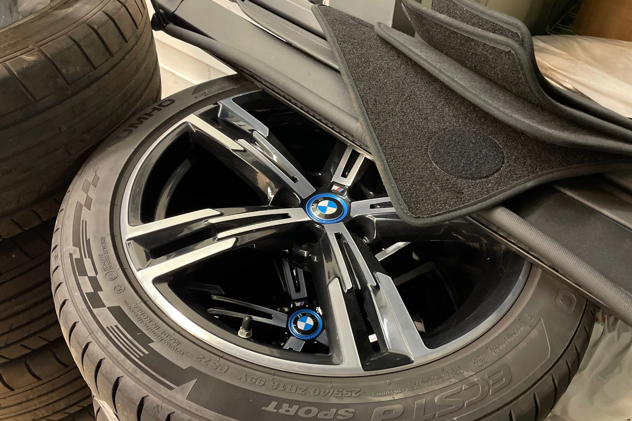 valkoinen BMW 330 2023 kuva 10.