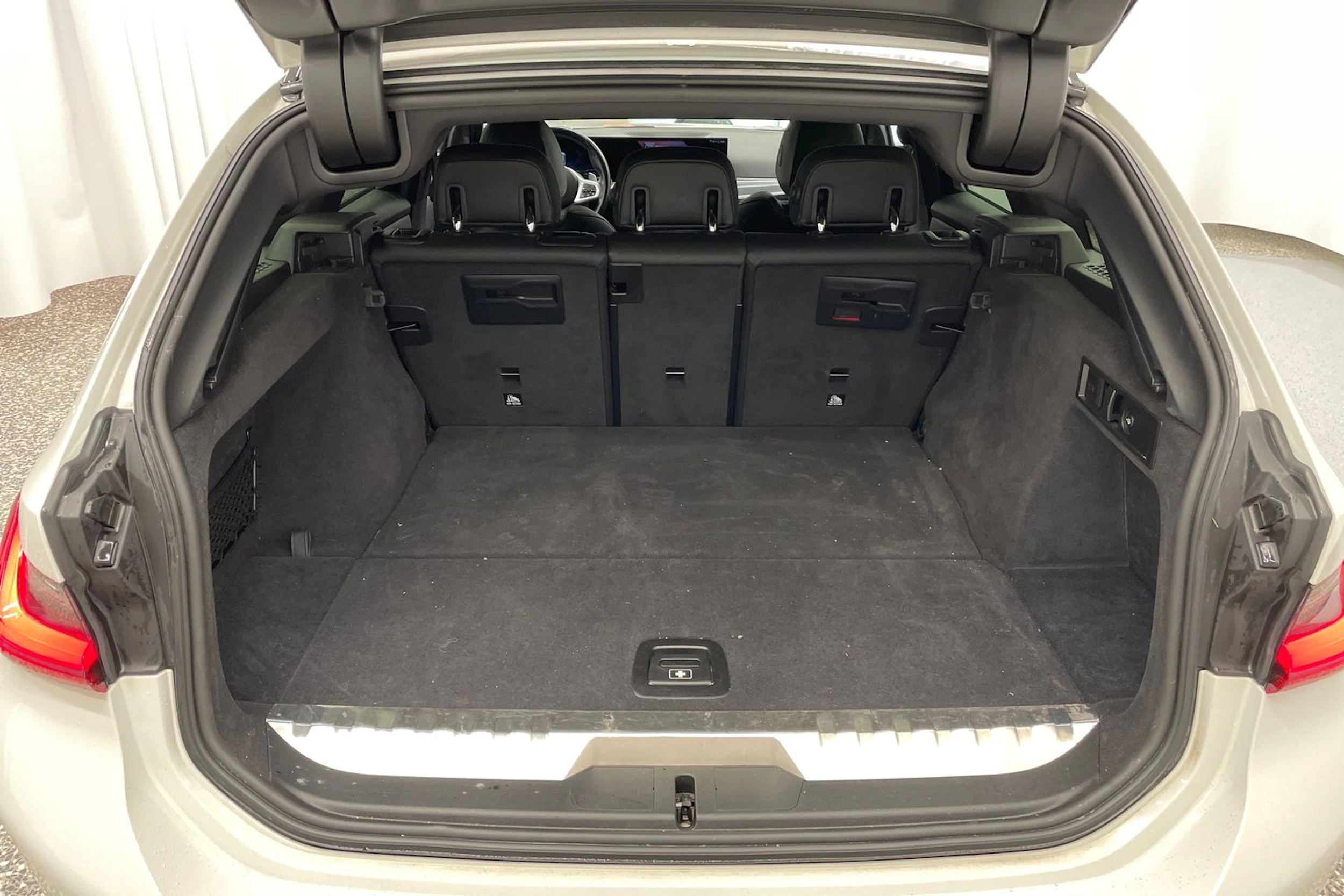 valkoinen BMW 330 2023 kuva 11.