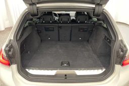 valkoinen BMW 330 2023 kuva 11.