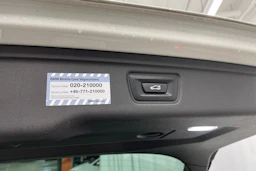 valkoinen BMW 330 2023 kuva 12.