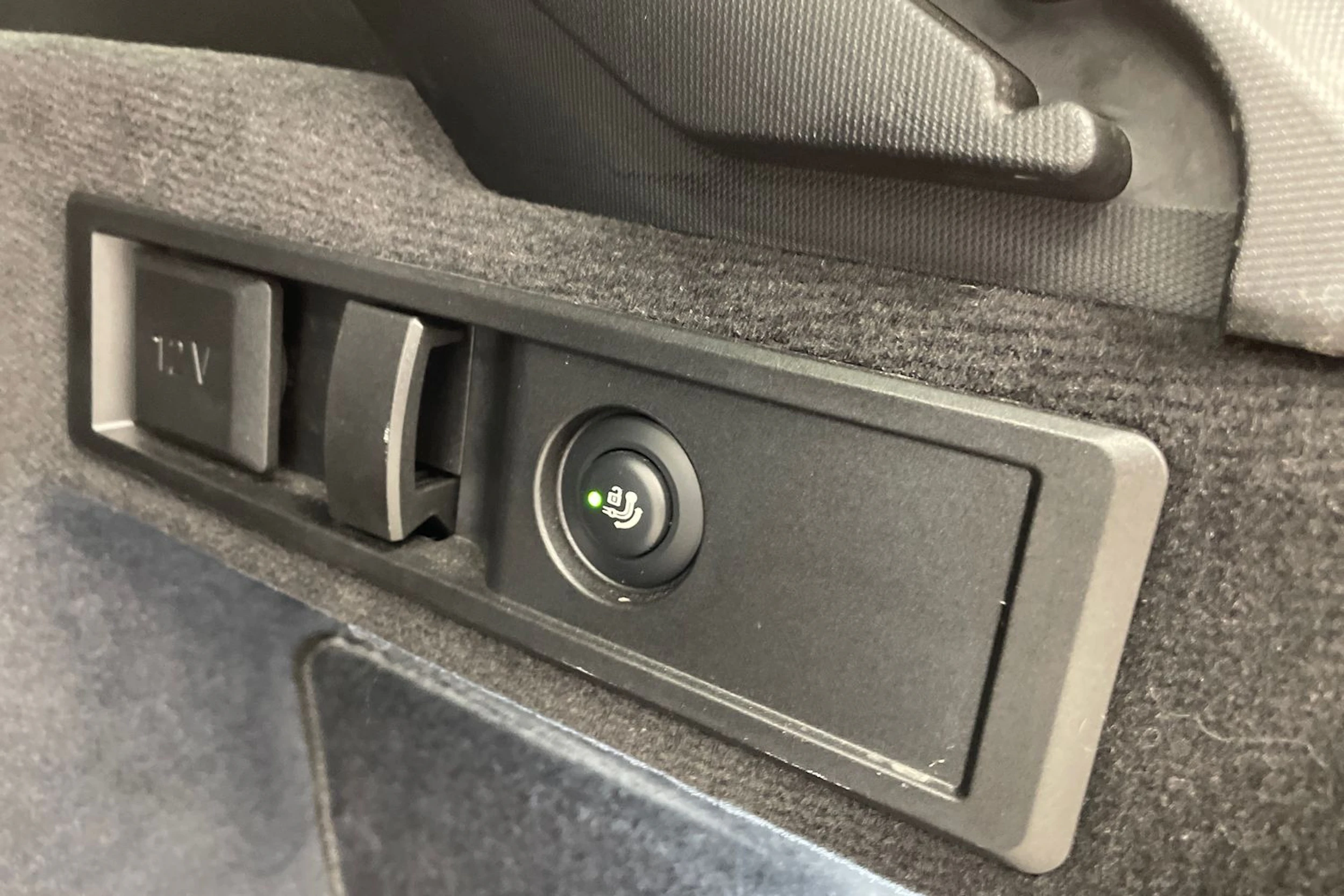 valkoinen BMW 330 2023 kuva 13.