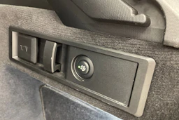 valkoinen BMW 330 2023 kuva 13.