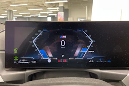 valkoinen BMW 330 2023 kuva 14.