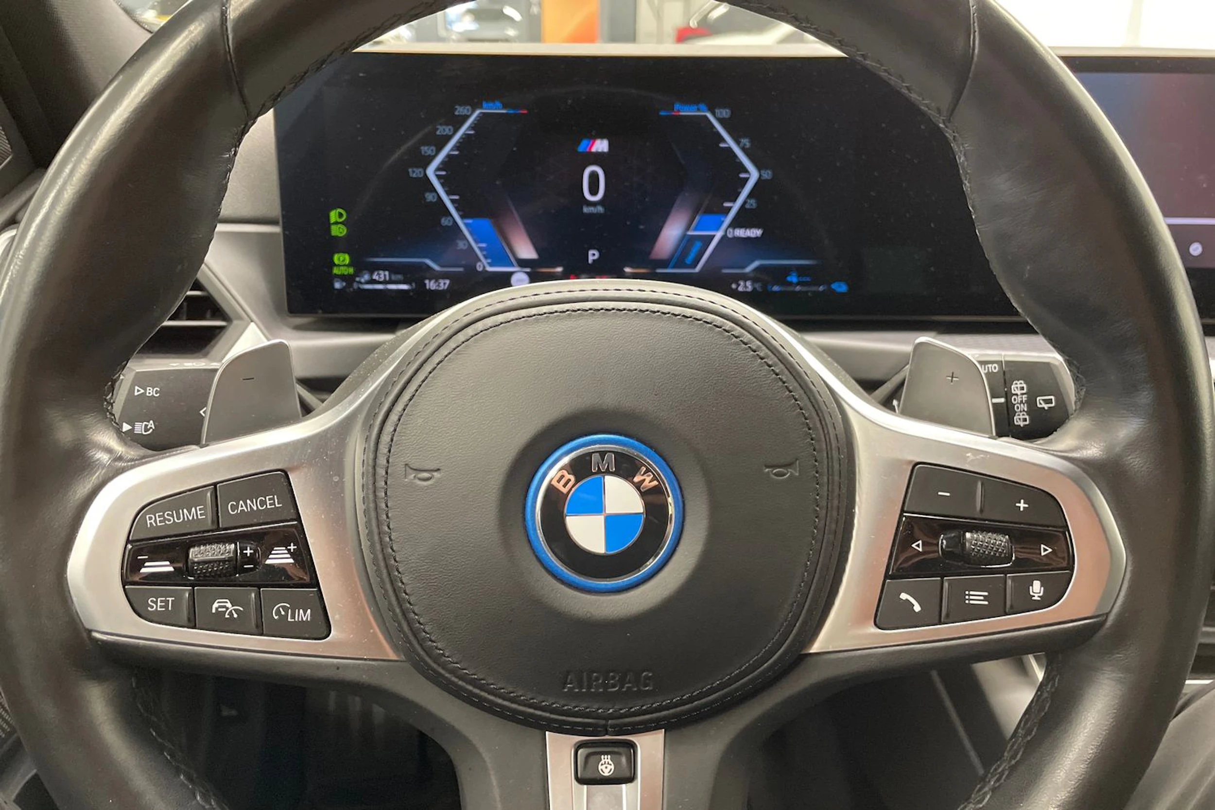 valkoinen BMW 330 2023 kuva 15.