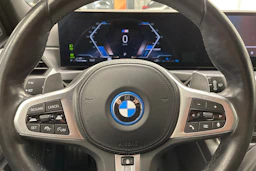 valkoinen BMW 330 2023 kuva 15.