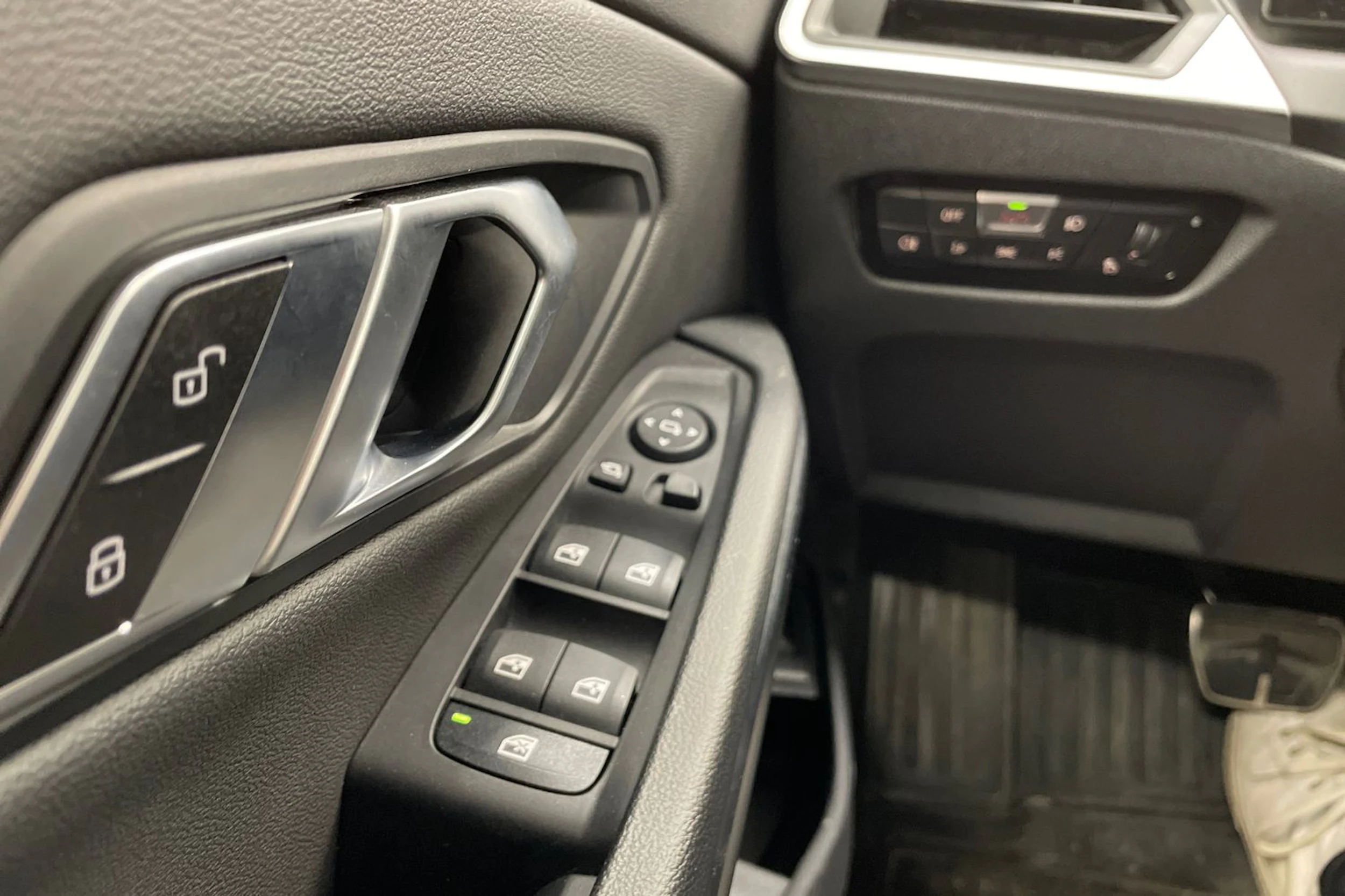 valkoinen BMW 330 2023 kuva 16.