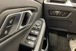 valkoinen BMW 330 2023 kuva 16.