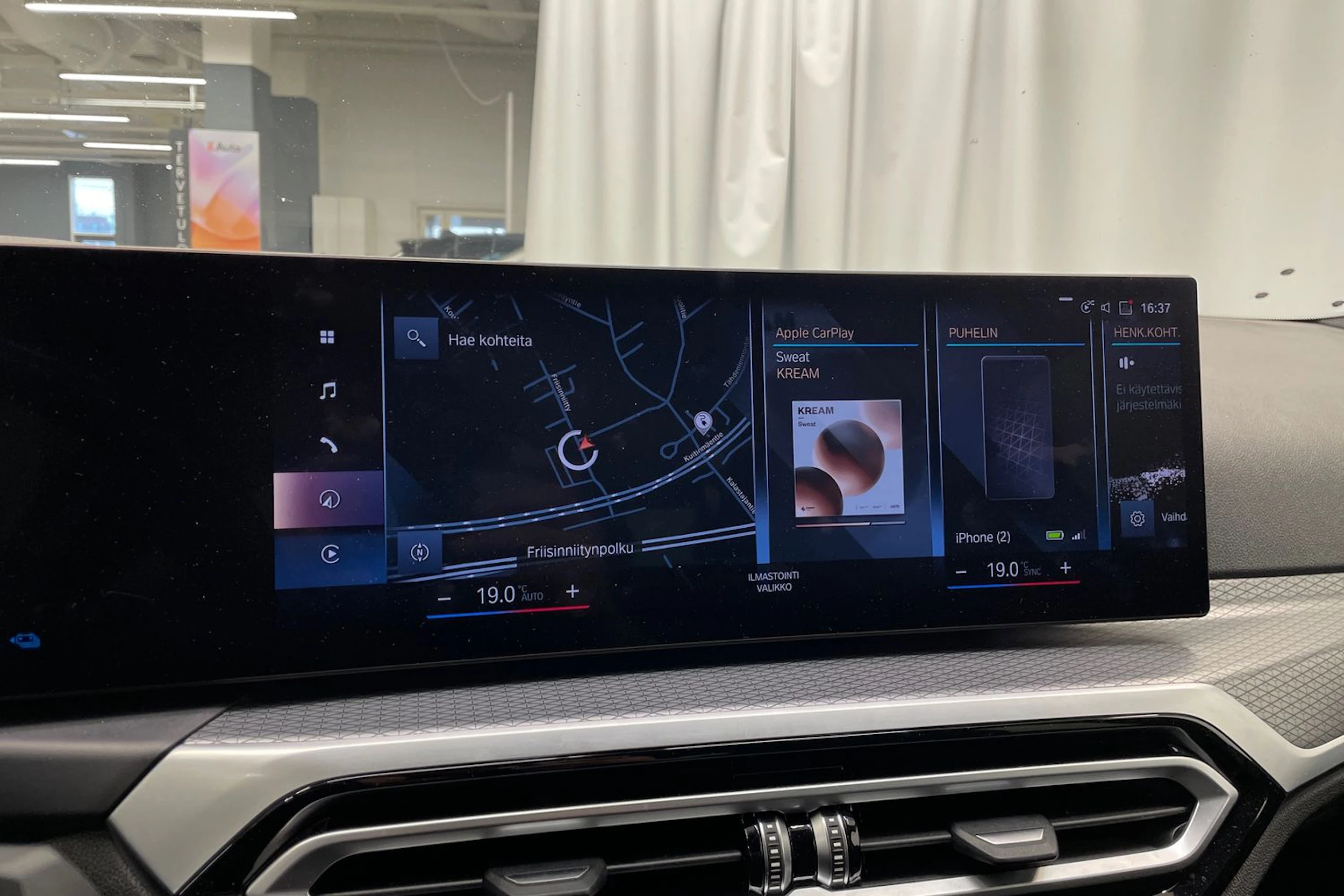 valkoinen BMW 330 2023 kuva 17.