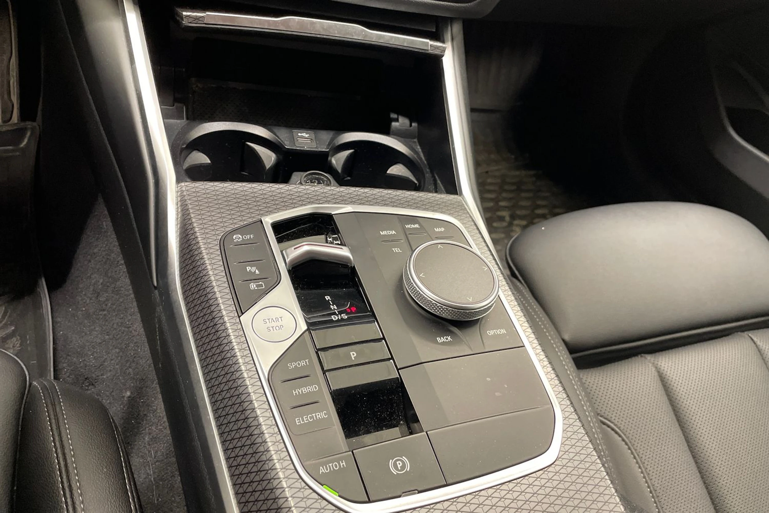 valkoinen BMW 330 2023 kuva 18.